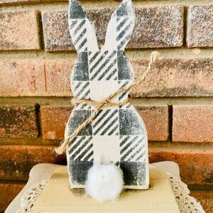 *Rustic Wood Black & White Buffalo Check Cottontail Bunny Sitter